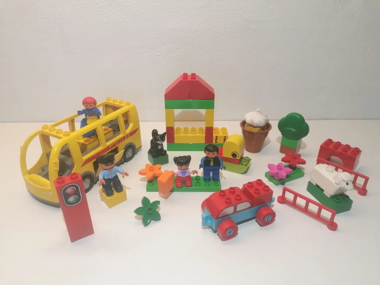 Billede 1 - Duplo Skolebus med forskellige Figurer og klodser 