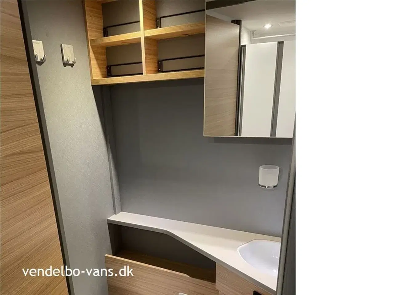 Billede 11 - 2026 - Dethleffs Just T 7052 DBM - 90 Year   Fritstående dobbeltseng med ekstra  stor garage neden under