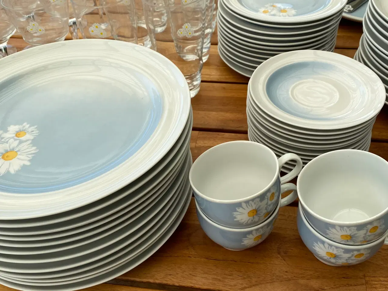 Billede 5 - Marguerite stel med kaffekopper, tallerkener m.m.