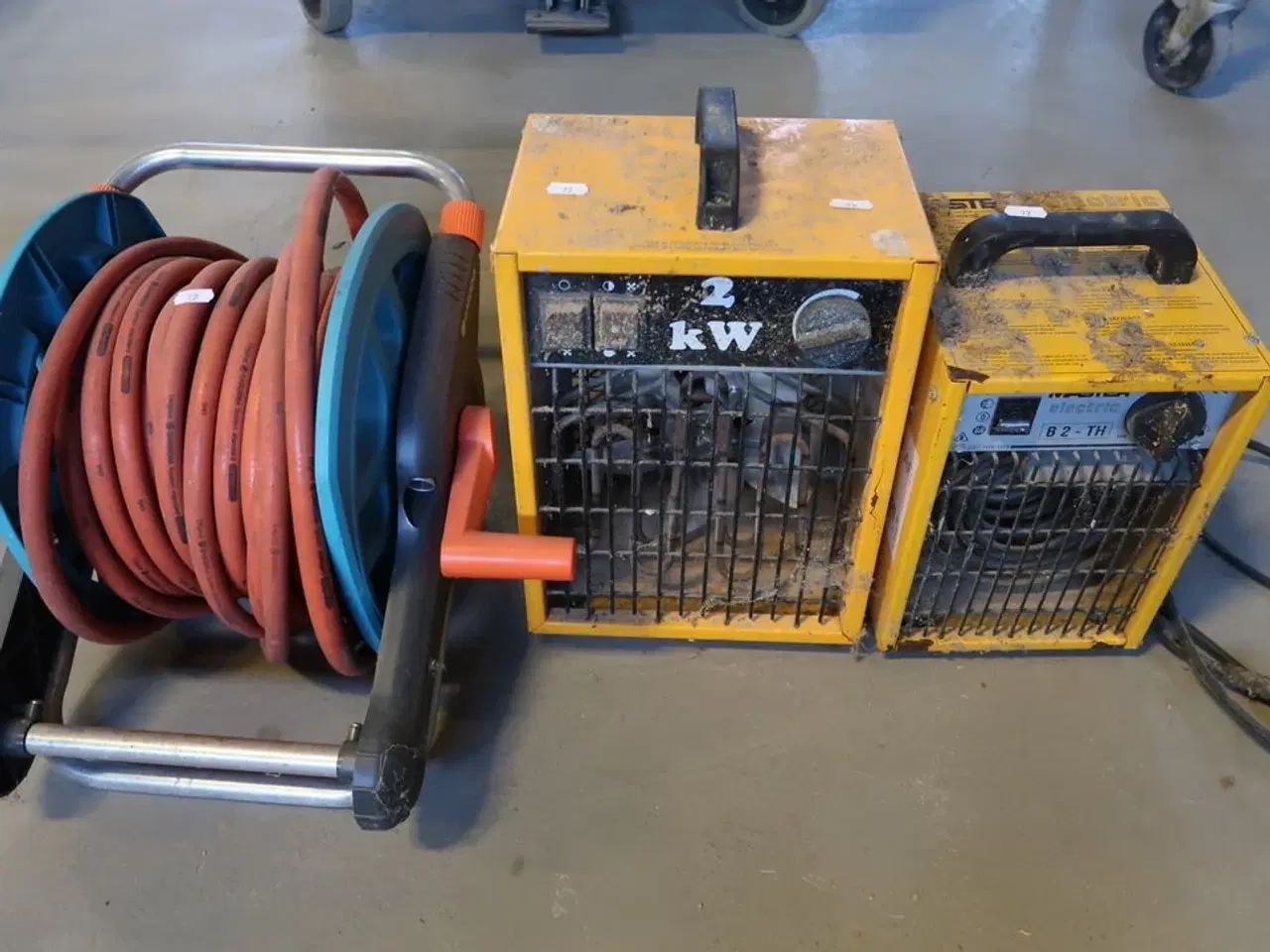 Billede 1 - 2 stk. varmeovne og slangeopruller med vandslange