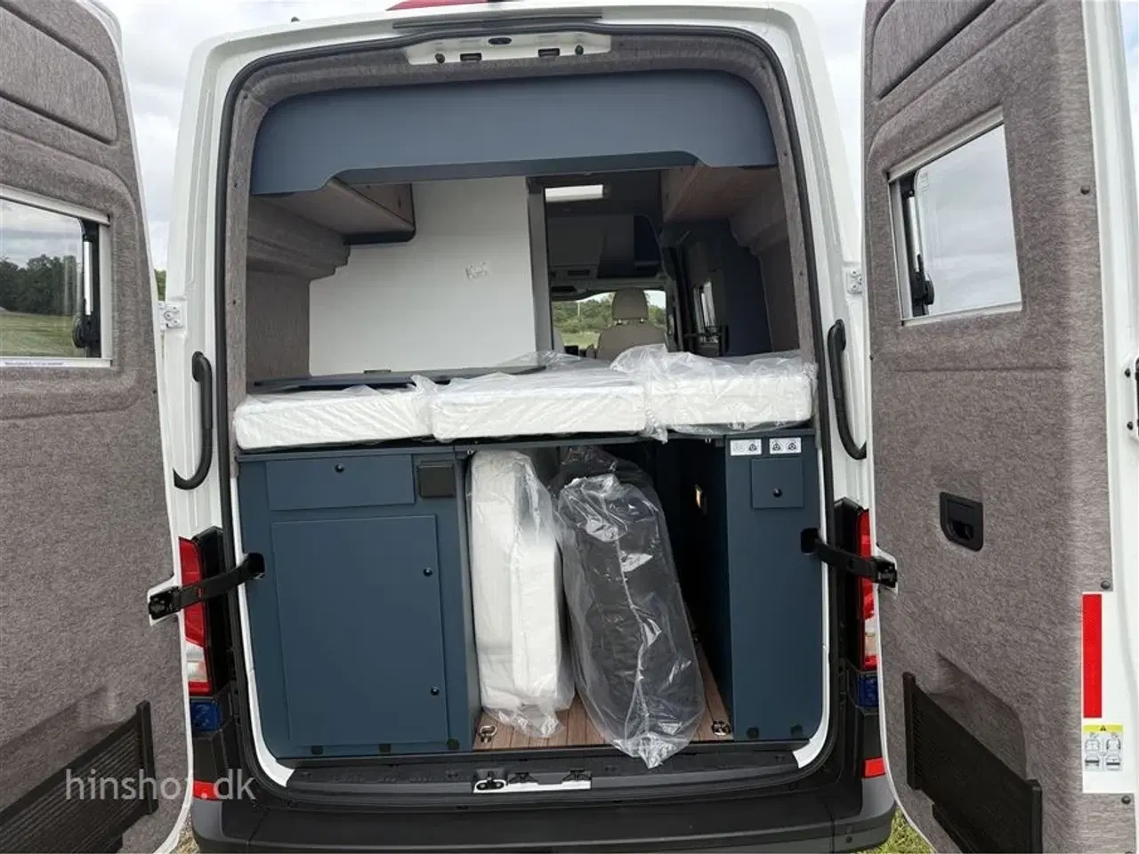Billede 22 - 2025 - Eriba Car 600 Deep Ocean Blue Aut   Eksklusiv Campervan med automatgear og træk fra Hinshøj Caravan.