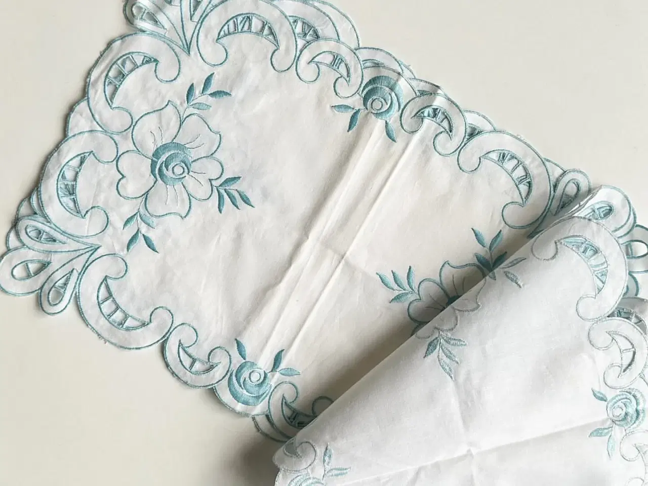 Billede 6 - Dækkeservietter/stofservietter, hvid m blå blonde, 6 stk samlet