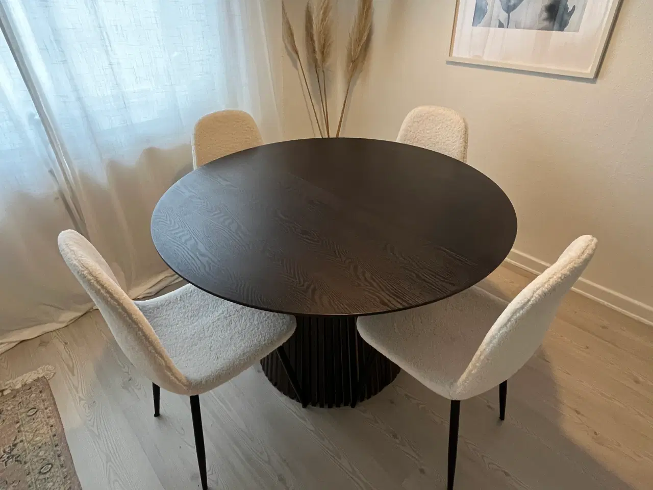 Billede 4 - Spisebord med plader og stole