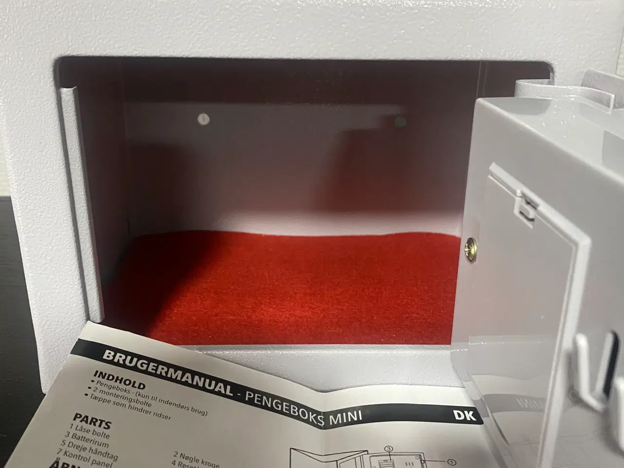 Billede 2 - Lille pengeskab og lille pengekasse.