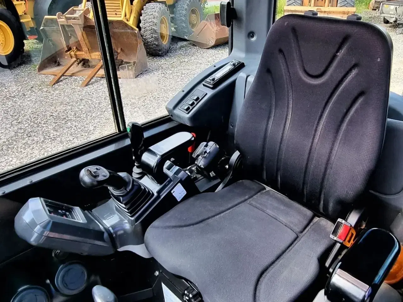 Billede 12 - KATO - IHI 27 V4 / kun 1000 timer / Tiltman og skovlsæt / årg. 2019