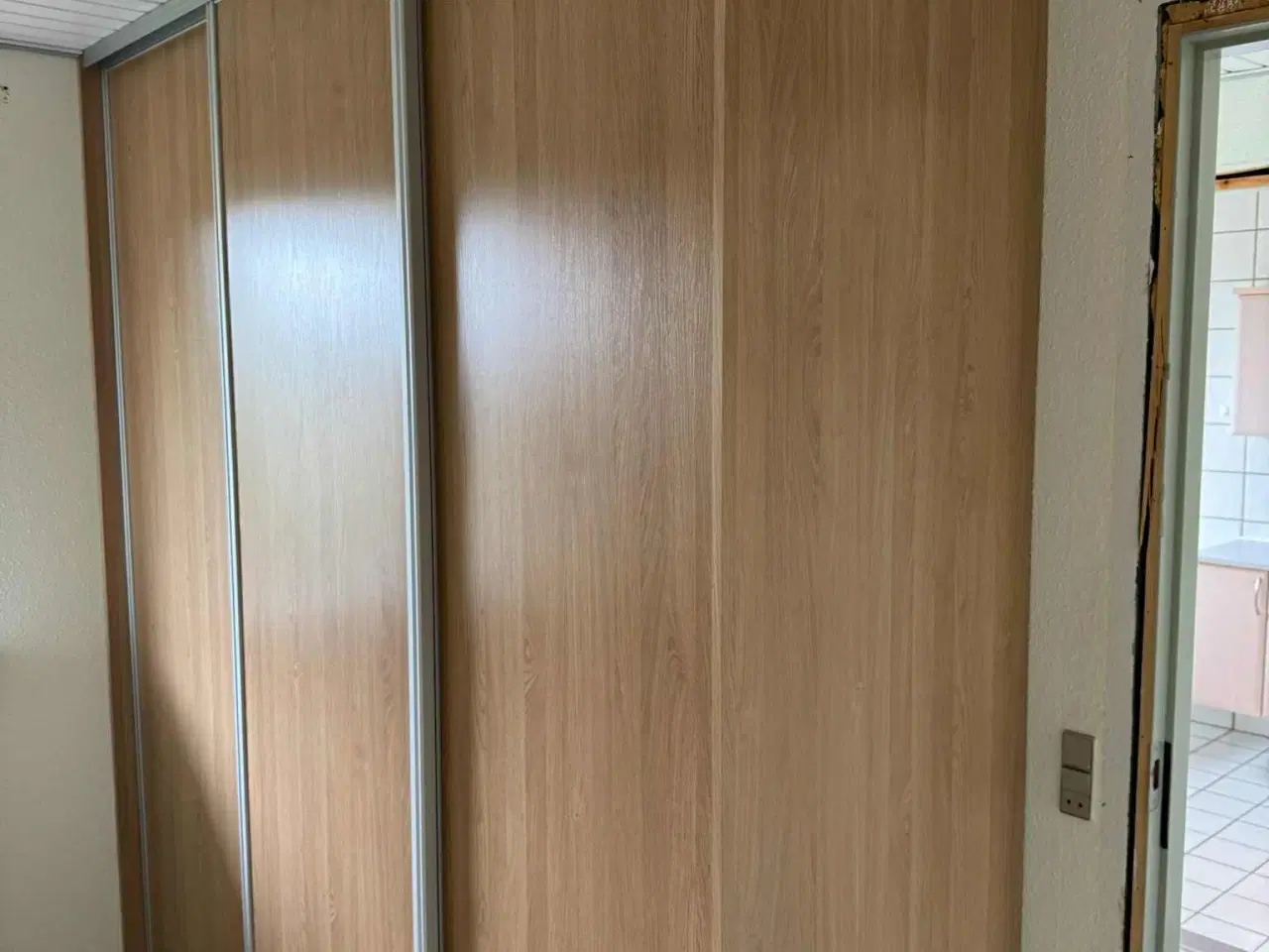 Billede 1 - Skab med skydelåger - 288cm