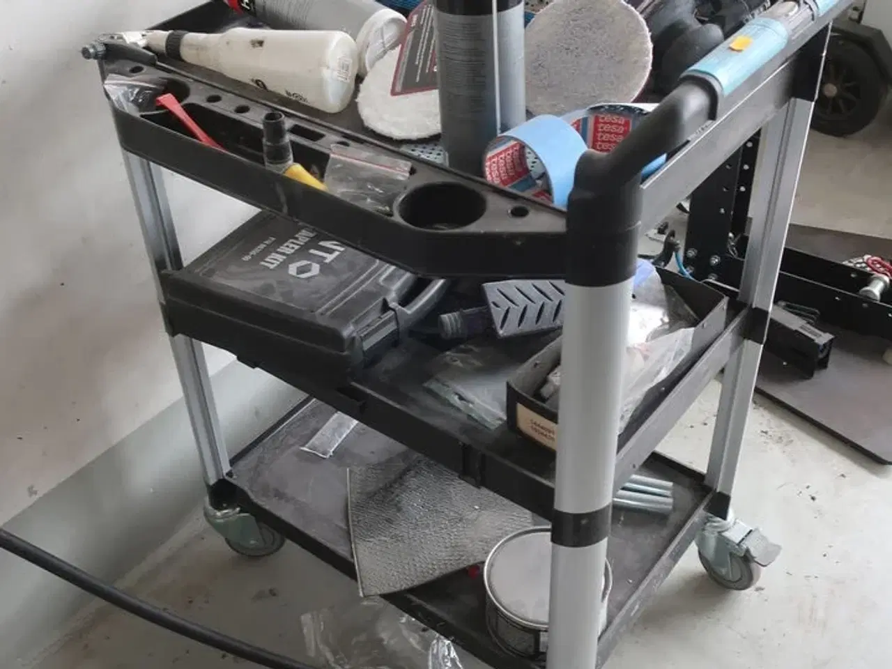 Billede 1 - Rullebord med indhold