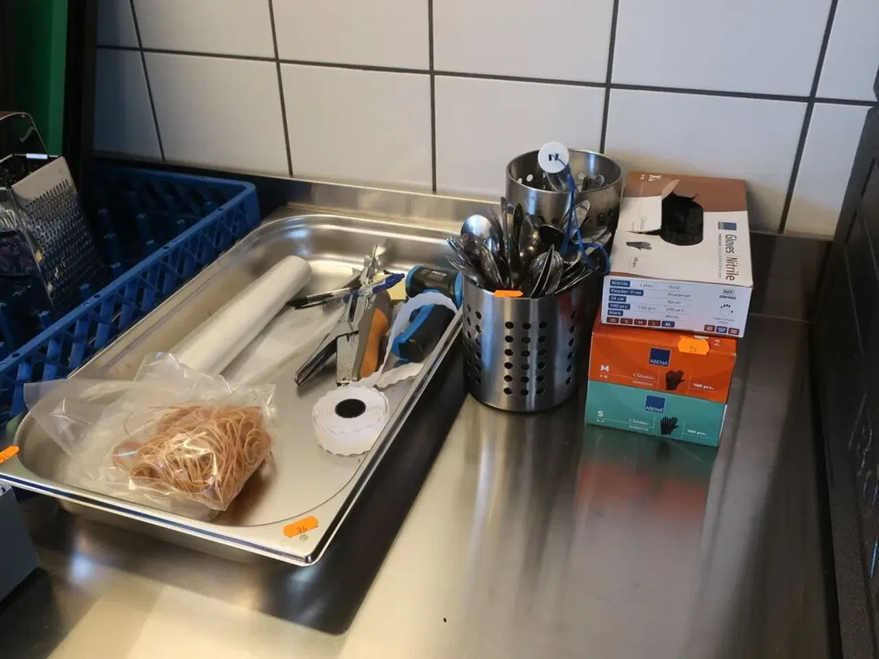 Billede 4 - Indhold på bord, opvaskebakker medfølger ikke