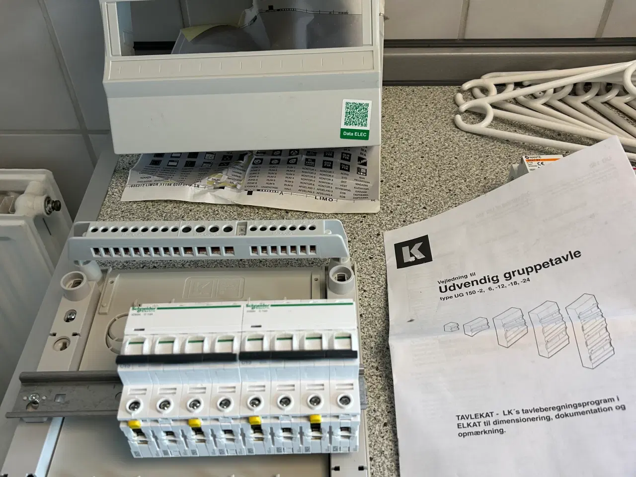 Billede 1 - Eltavle og 18 automatsikringer