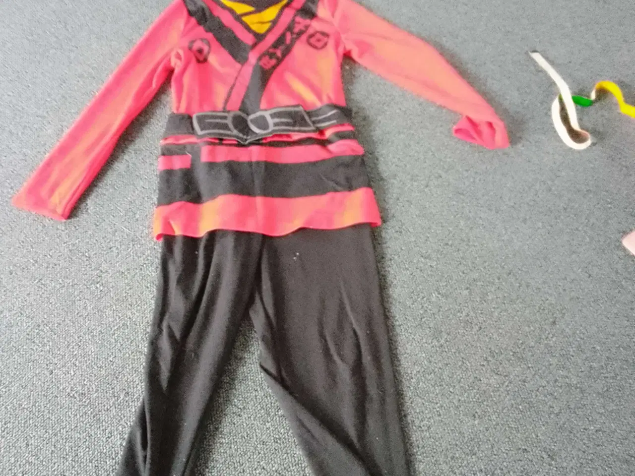 Billede 2 - Lego Ninjago dragt str 104-110