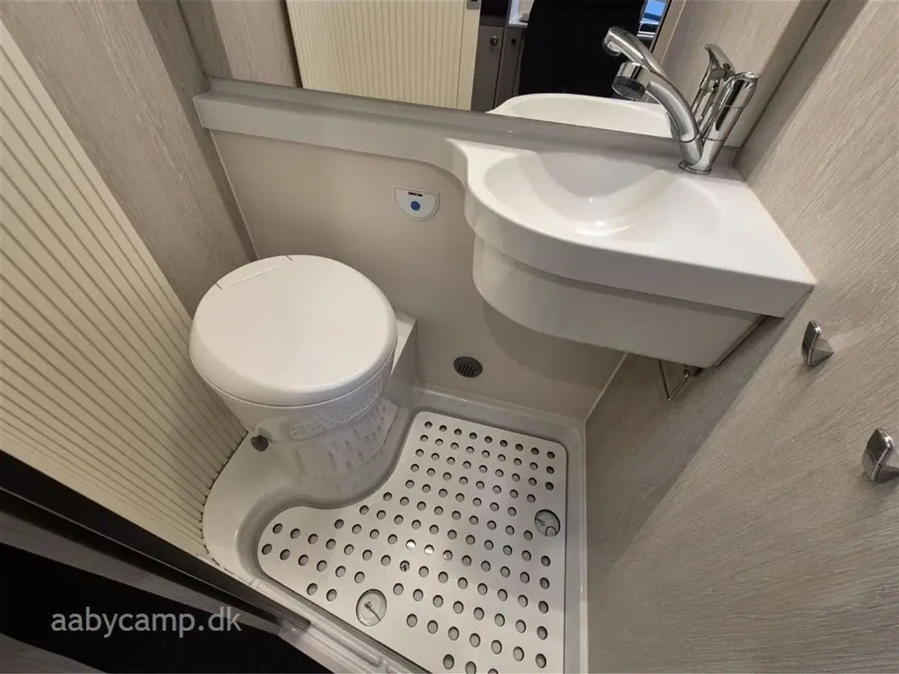 Billede 18 - 2023 - Tourne 6.0   solcelle. 200 Ah lithium Batteri. 2000w Inverter. kompressor køleskab. Elektrisk gulvvarme. Webasto Dieselfyr. Anhængertræk. udvendig bruser. Kun 43,000 km!!!