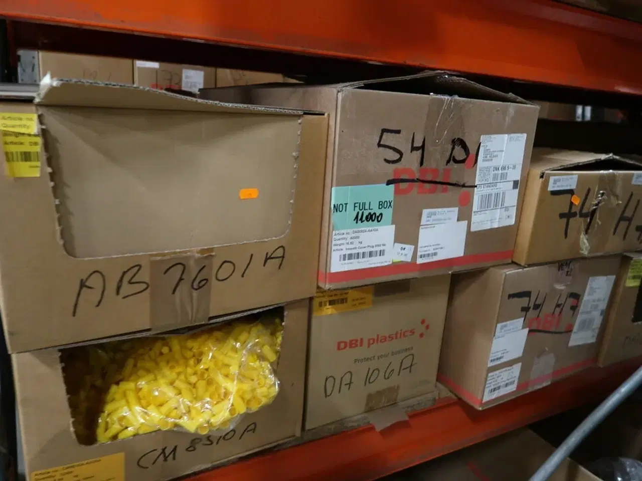 Billede 3 - Indhold i 2 fag lagerreoler