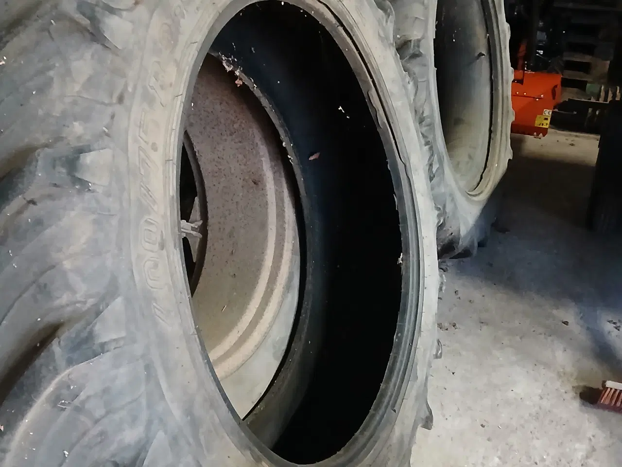 Billede 3 - 2 stk fine Taurus traktor bagdæk.