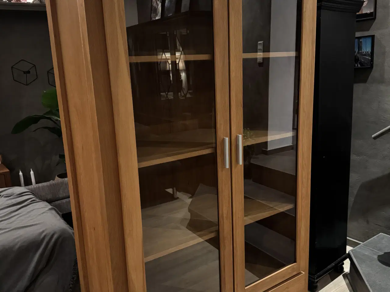 Billede 1 - Vitrineskab i egetræ