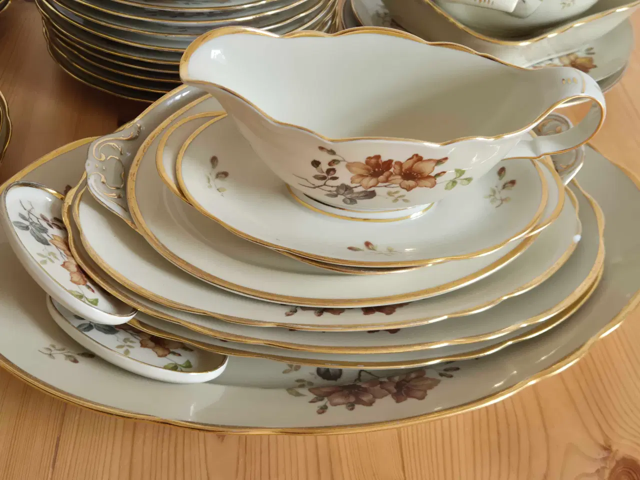 Billede 2 - Spisestel "Københavns porcellains maleri "