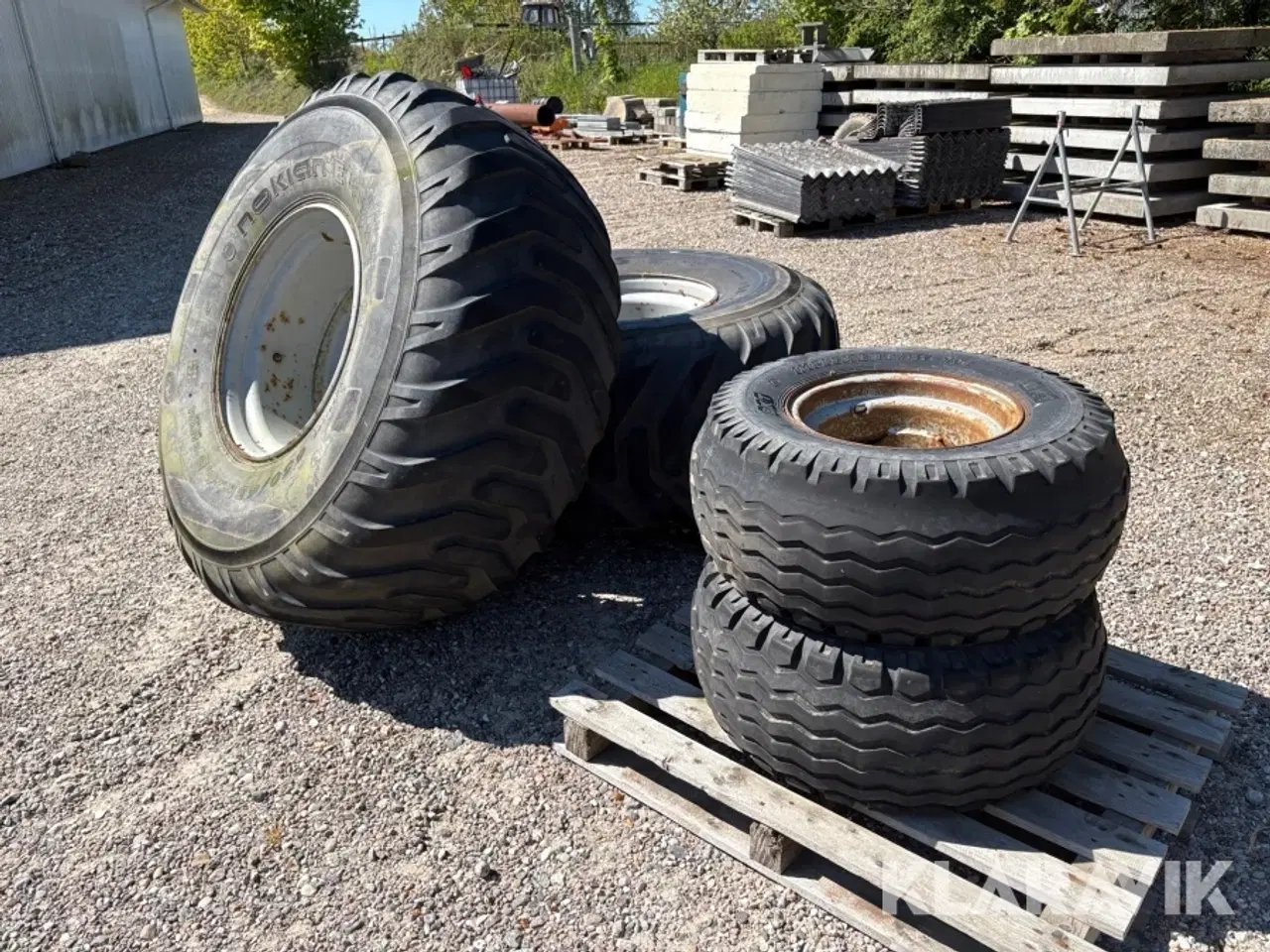 Billede 2 - Dæk Nokian & implement 4 styk.