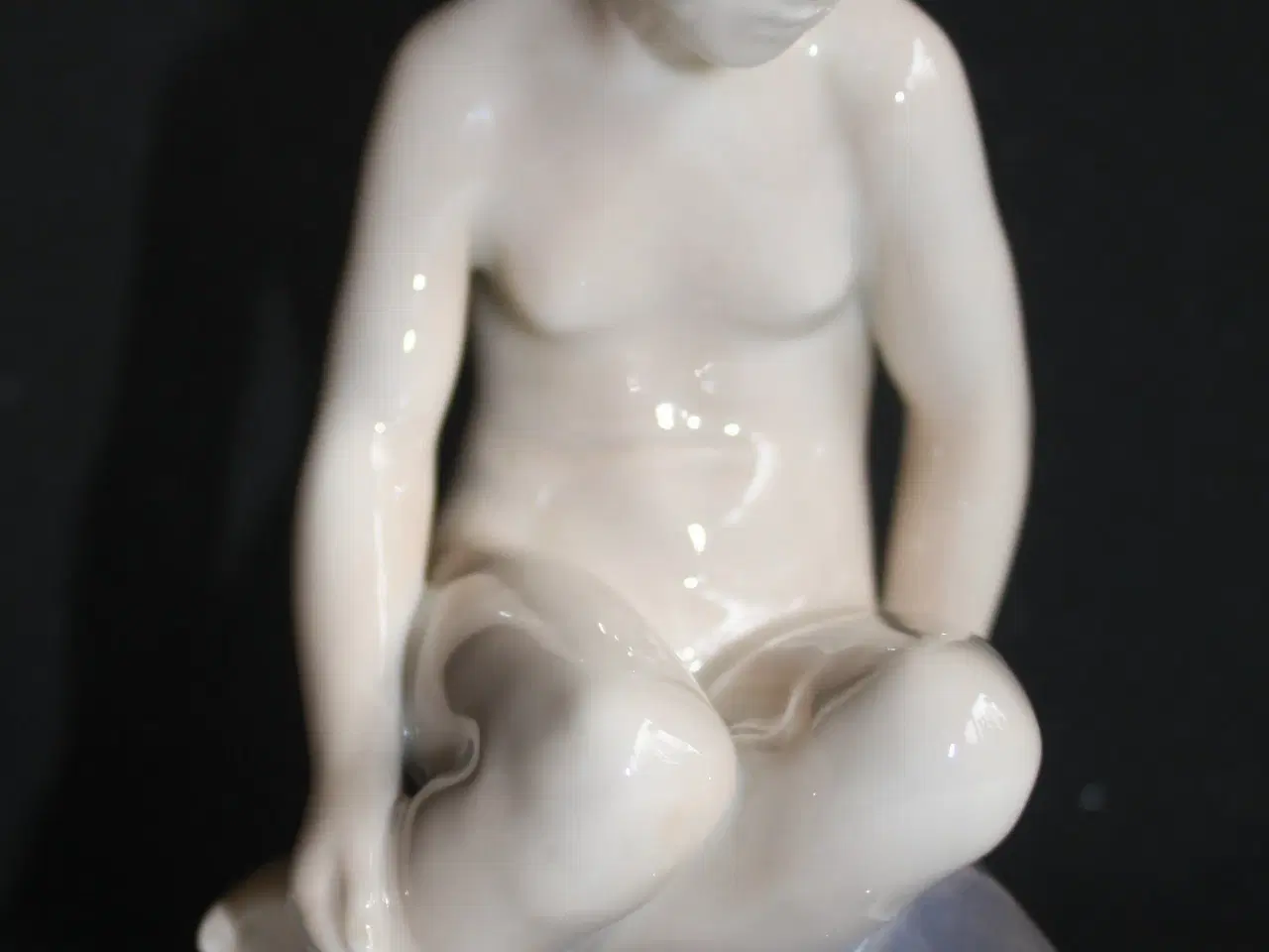 Billede 1 - Pige på sten, figur fra Royal Copenhagen