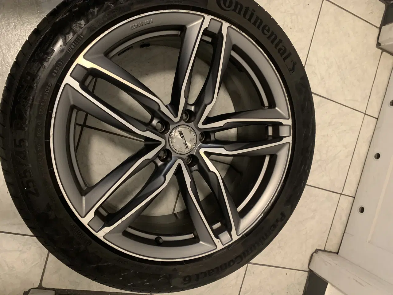 Billede 5 - 20” fælge med sommerdæk 255/45-20