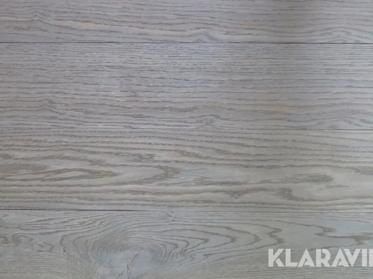 Billede 5 - Plankegulv i egetræ. Varmebehandlet, hvid matlak. Wiking Gulve 2.sort. 40,6 m2