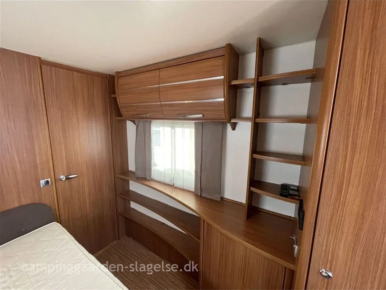 Billede 10 - 0 - Adria Alpina Supreme 743 UP   Drømmer du om camping med ægte “sommerhus på hjul”-følelse? Så er Adria Alpina Supreme 743 UP lige sagen.