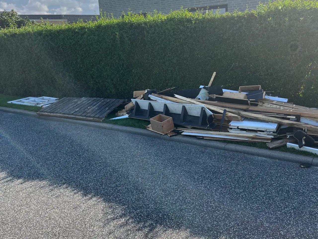 Billede 1 - Træ affald fra legehus Bortgives