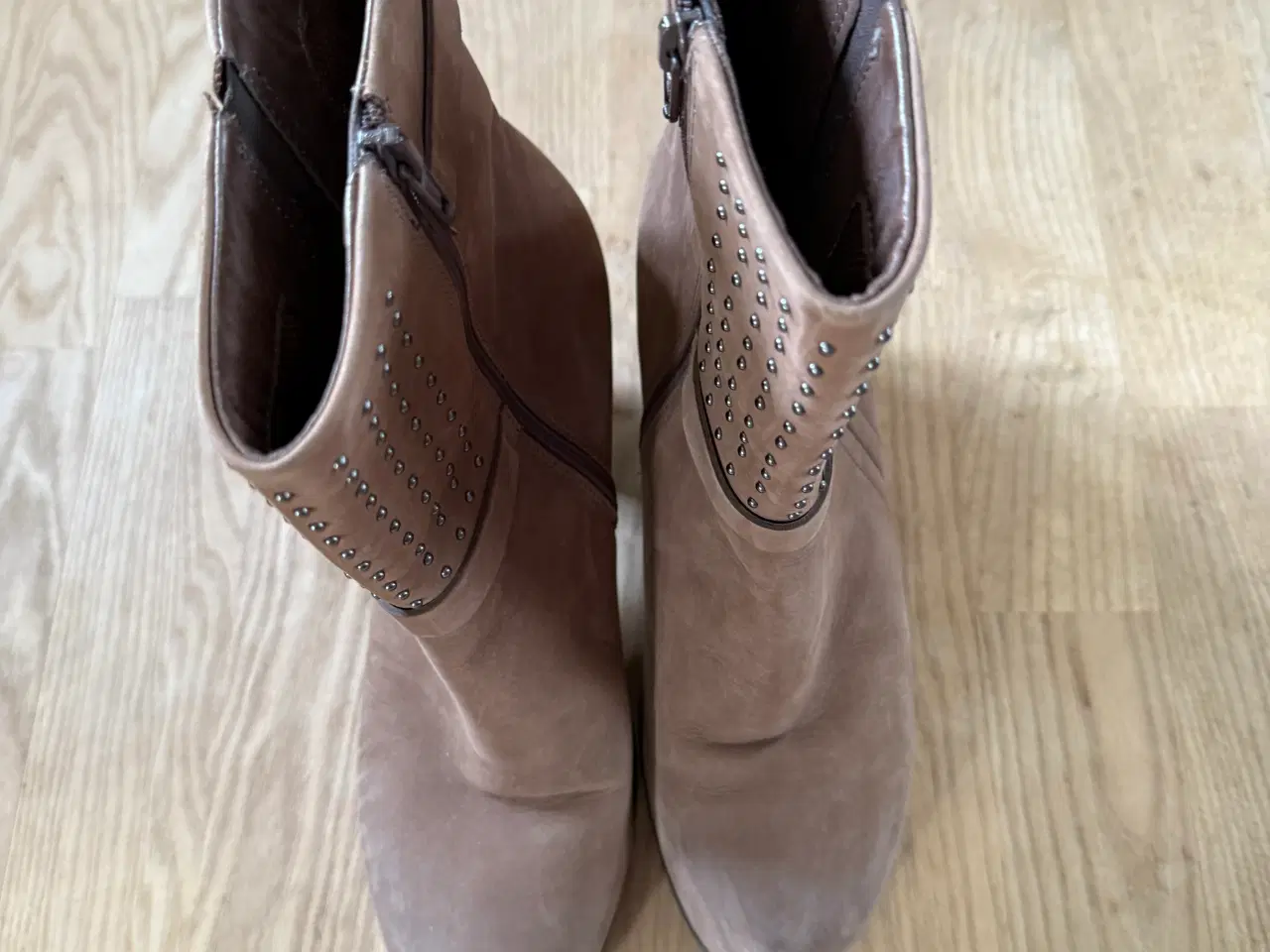 Billede 3 - ECCO STØVLETTER MED NITTER