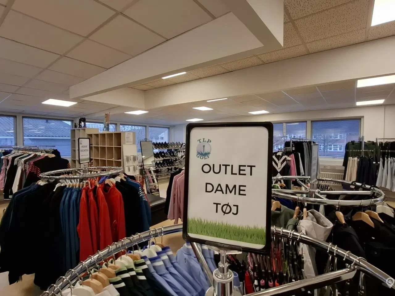 Billede 13 - Centralt beliggende butik. klinik. lager. produktion. Læsserampe. Adgang med paller