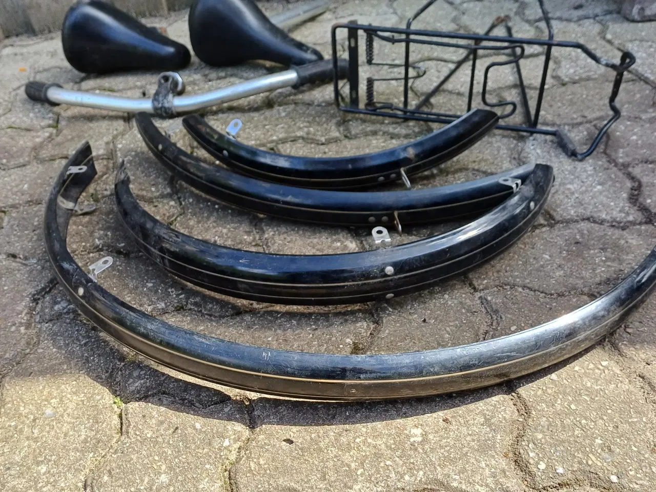 Billede 1 - Reservedele til cykel - bagagebærer, cykelstyr mm.