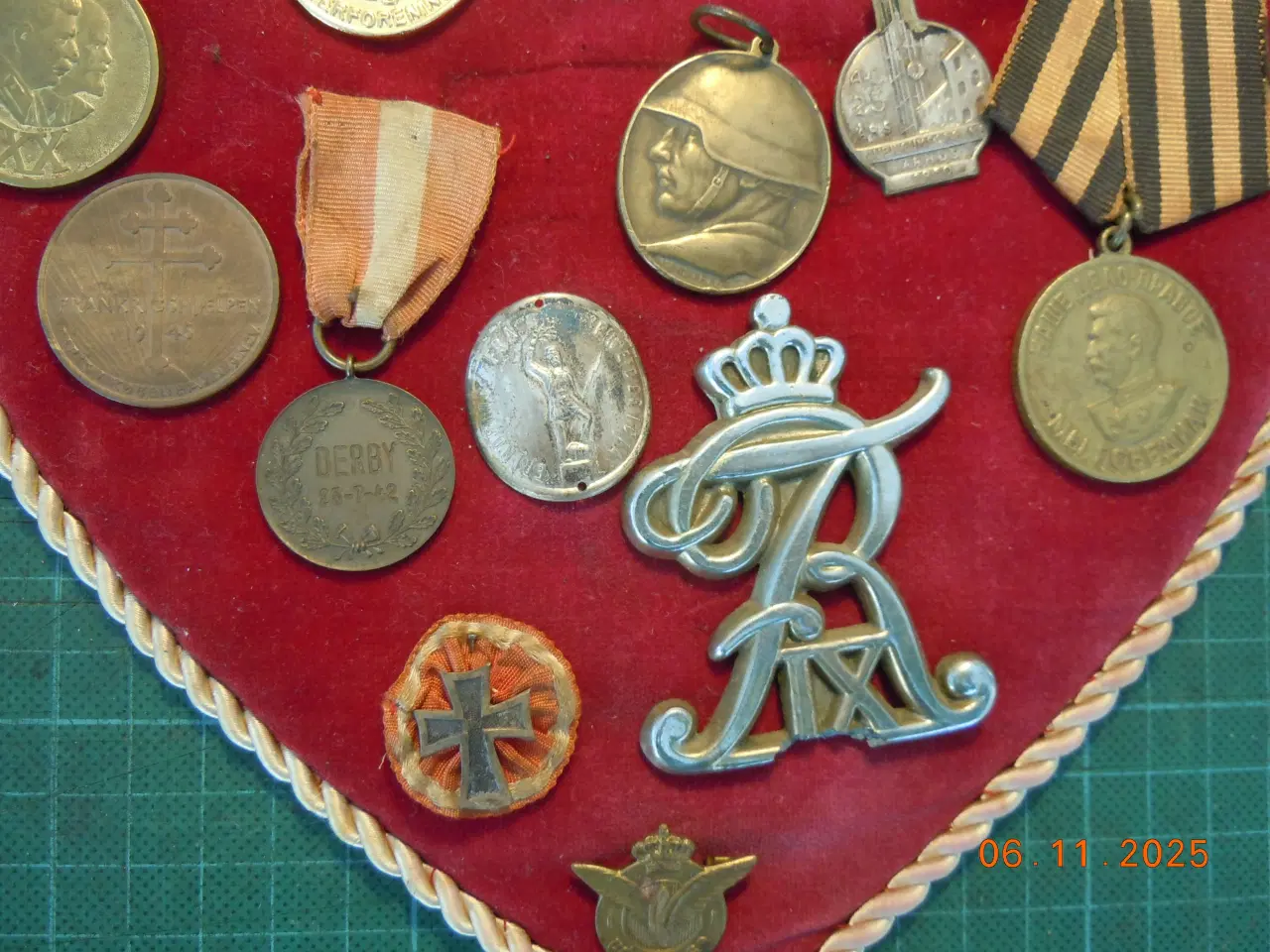 Billede 3 - Mønte, medaljer og mærker.