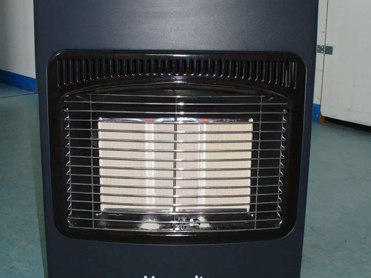 Billede 3 - Gasvarmeovn med gasflaske.