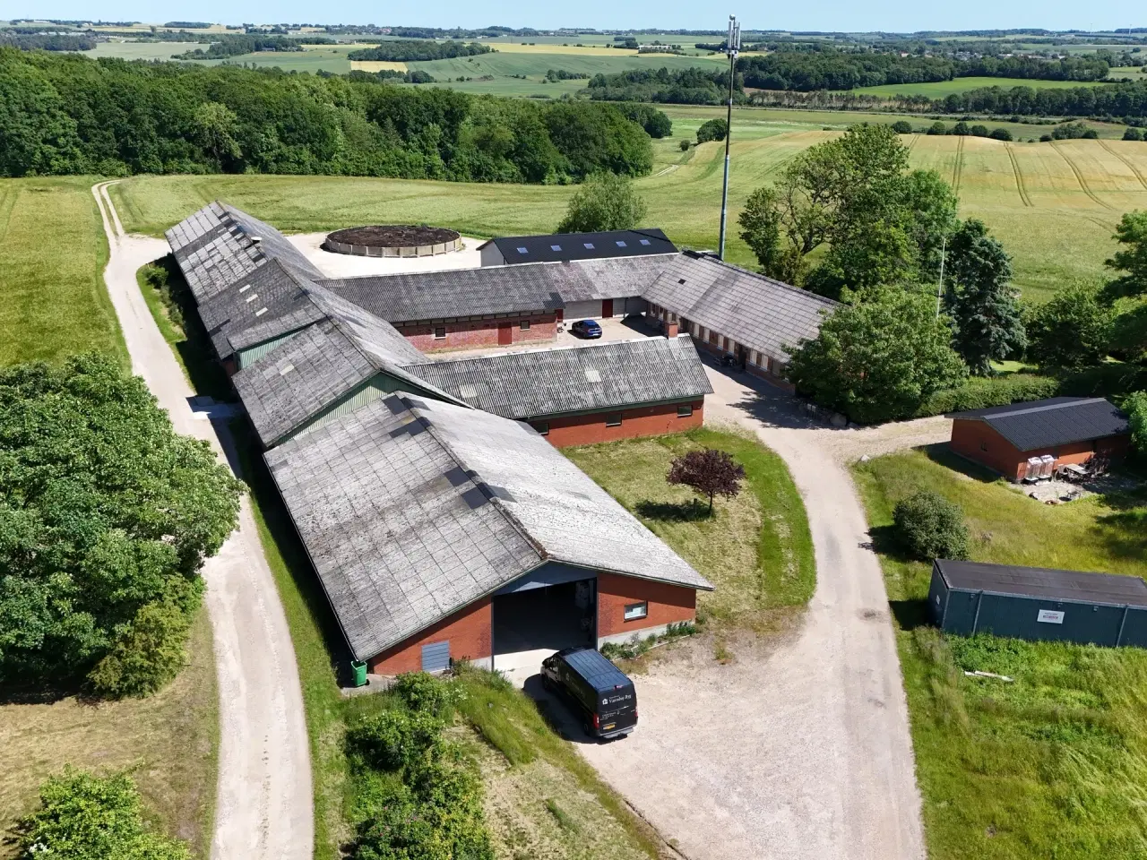 Billede 1 - Højloftet lagerlokale til leje på Sandbyvej 14.