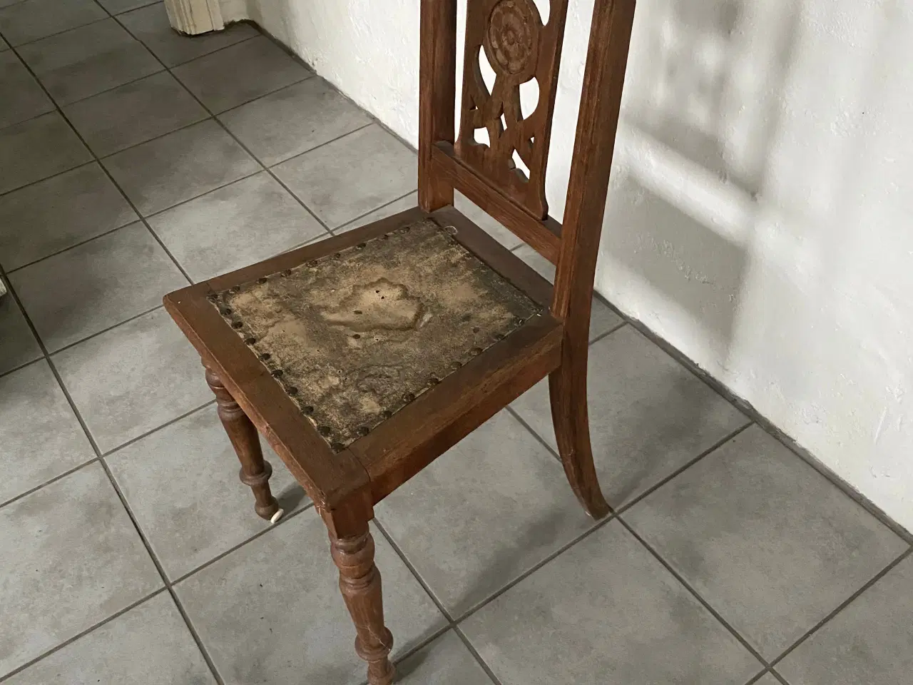 Billede 2 - Gammel afsyret stol