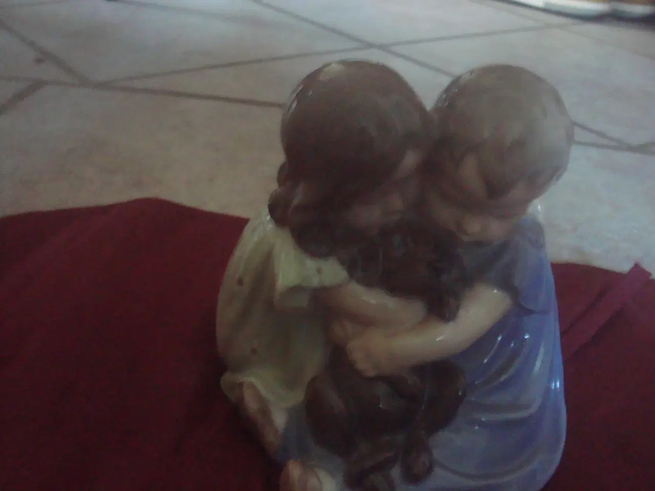 Billede 2 - KGL figur: Børn med gravhund - måler ca 15 cm,perf