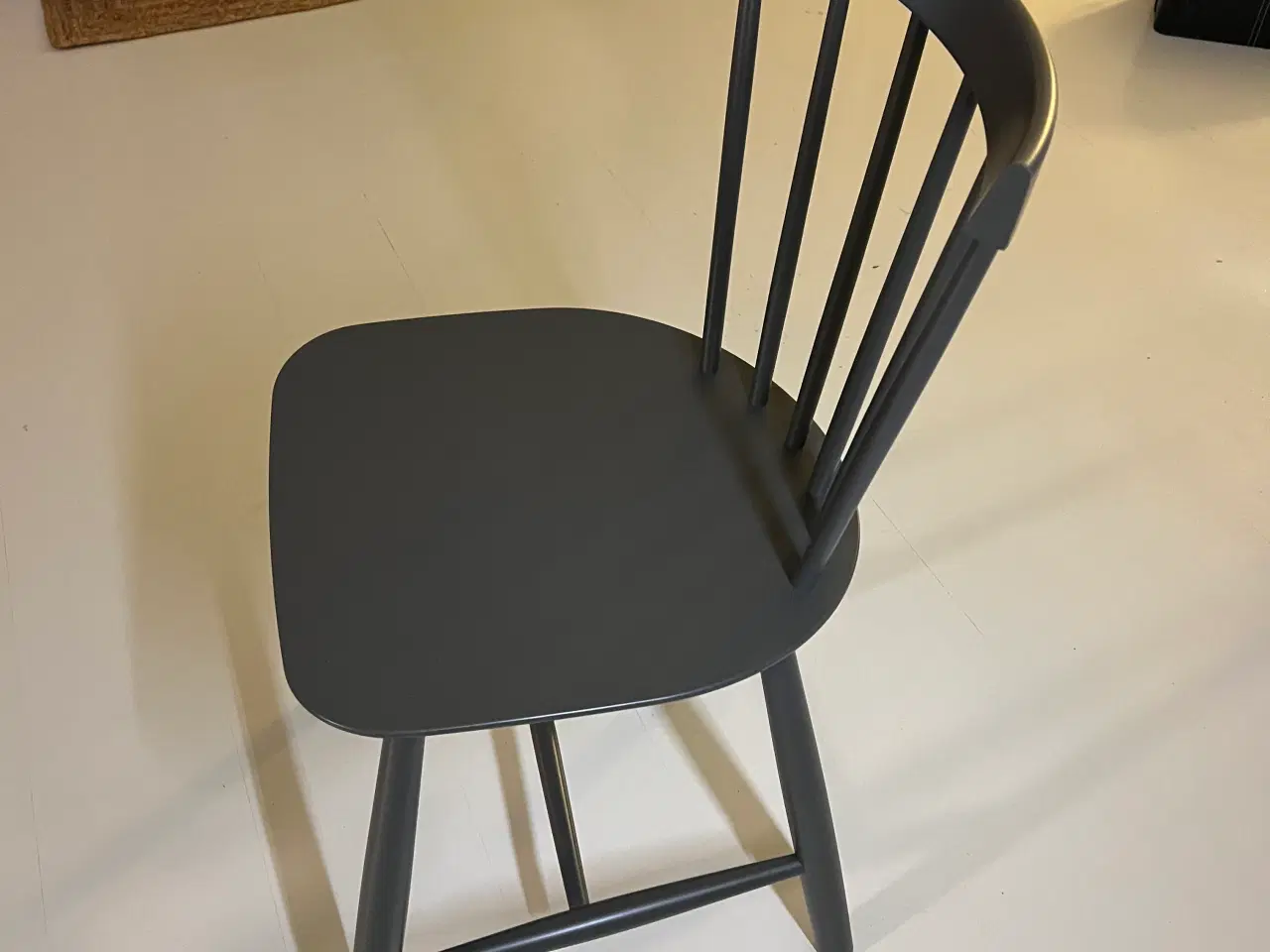 Billede 2 - J46 mørkegrå 6 stole i alt med hynder