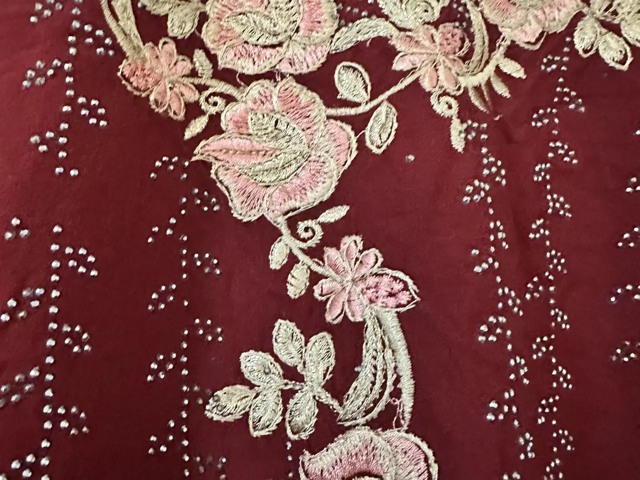 Billede 5 - Smuk bordeaux kjole m broderi 