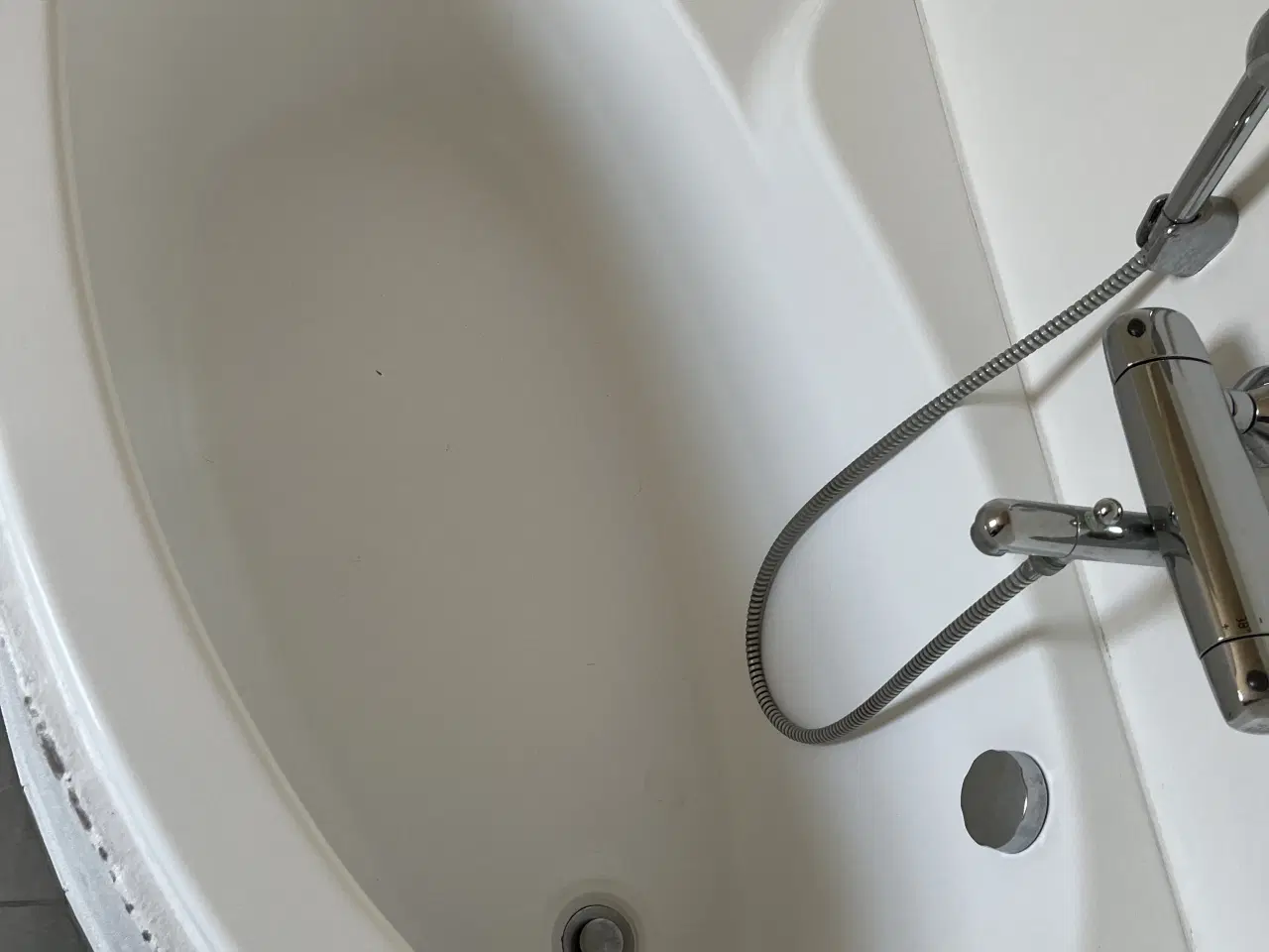 Billede 2 - Hvidt badekar m/siddeflade