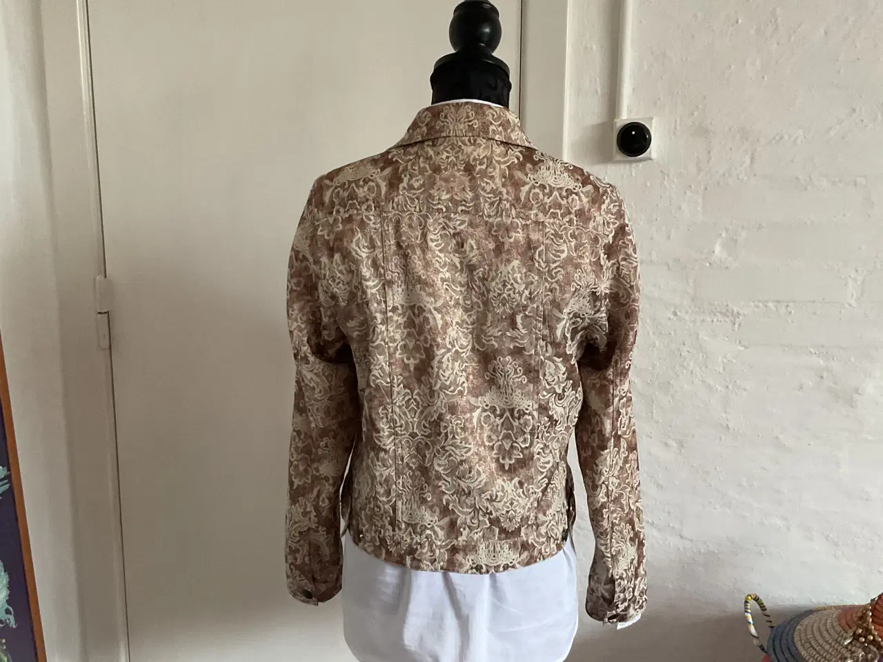 Billede 3 - Fin let SHARE jakke i kort med brystlommer str. 40