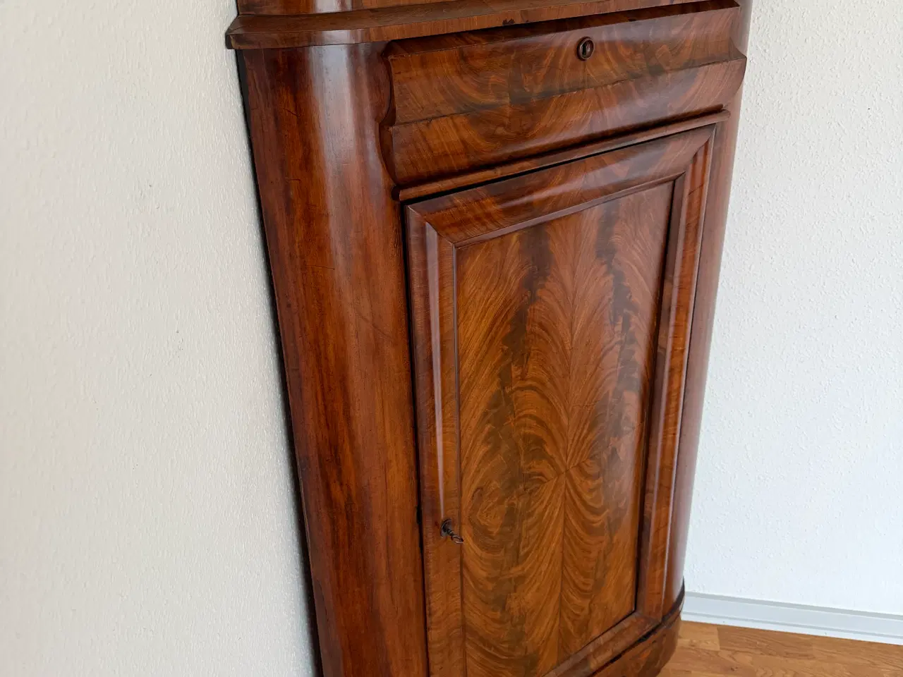 Billede 3 - Hjørneskab i fineret mahogni