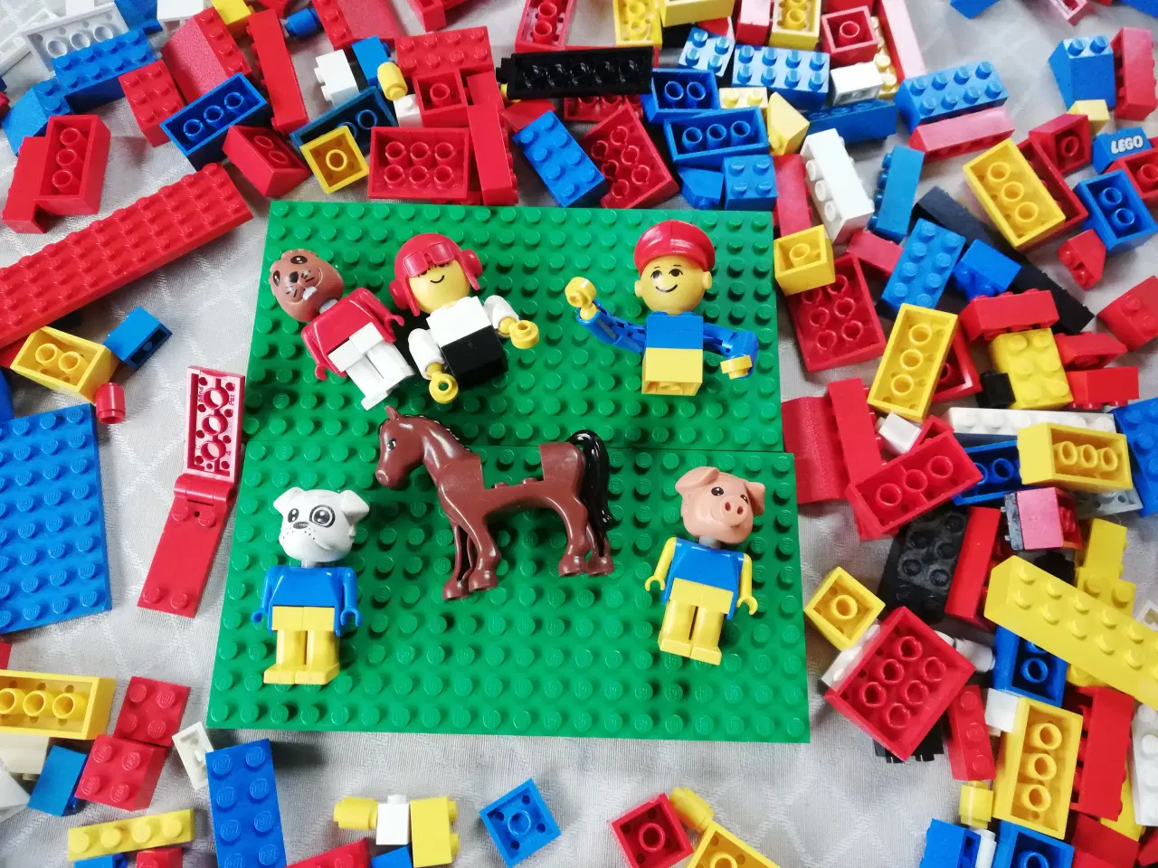 Billede 3 - Lego 1 kg blandet + lego opbevaringsspand