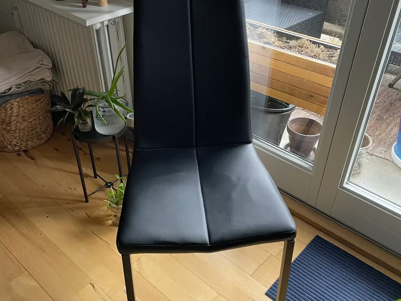 Billede 3 - Alina Spisebordsstole, sort læderlook