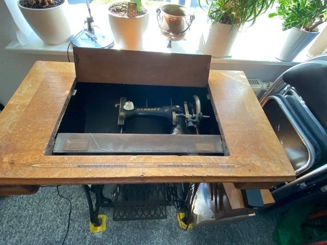 Billede 4 - Antik symaskine og symaskinesbordet  