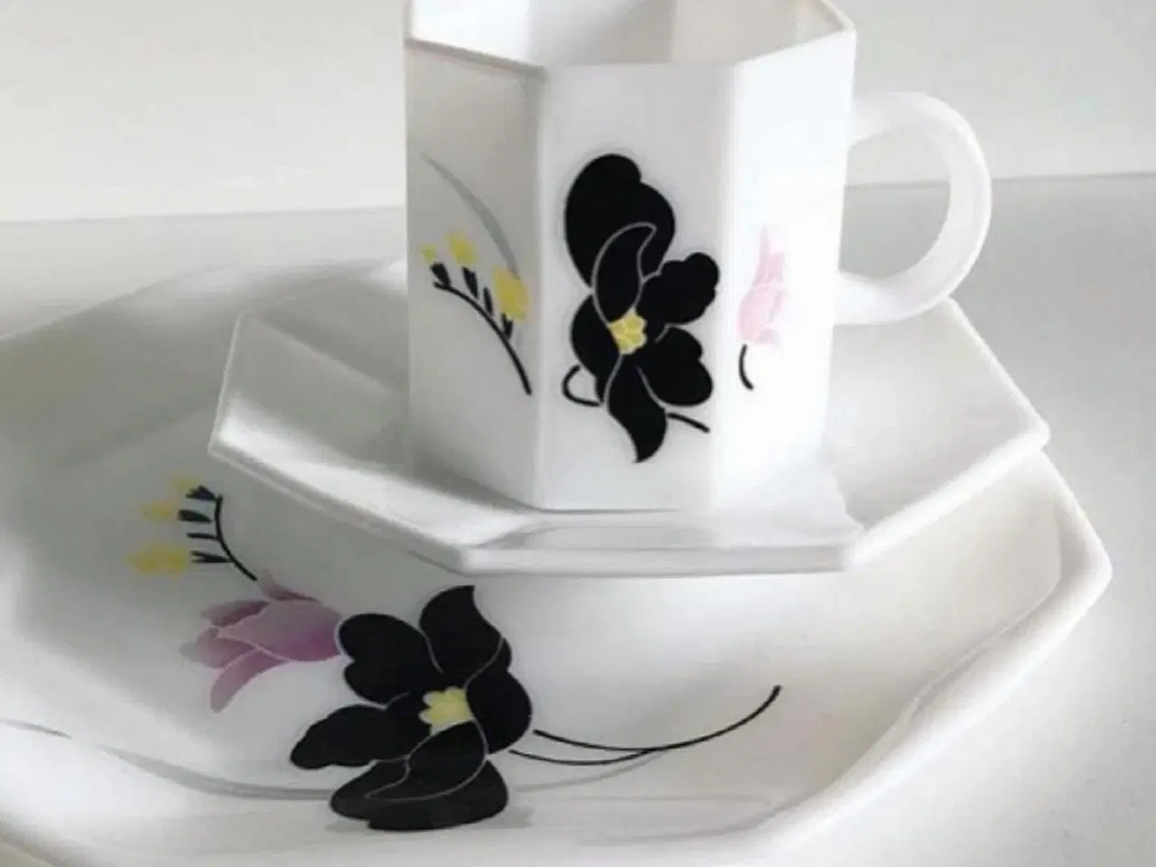 Billede 2 - Opalineglas, 80'ertryk, kop/underkop med tallerken, 6 sæt samlet