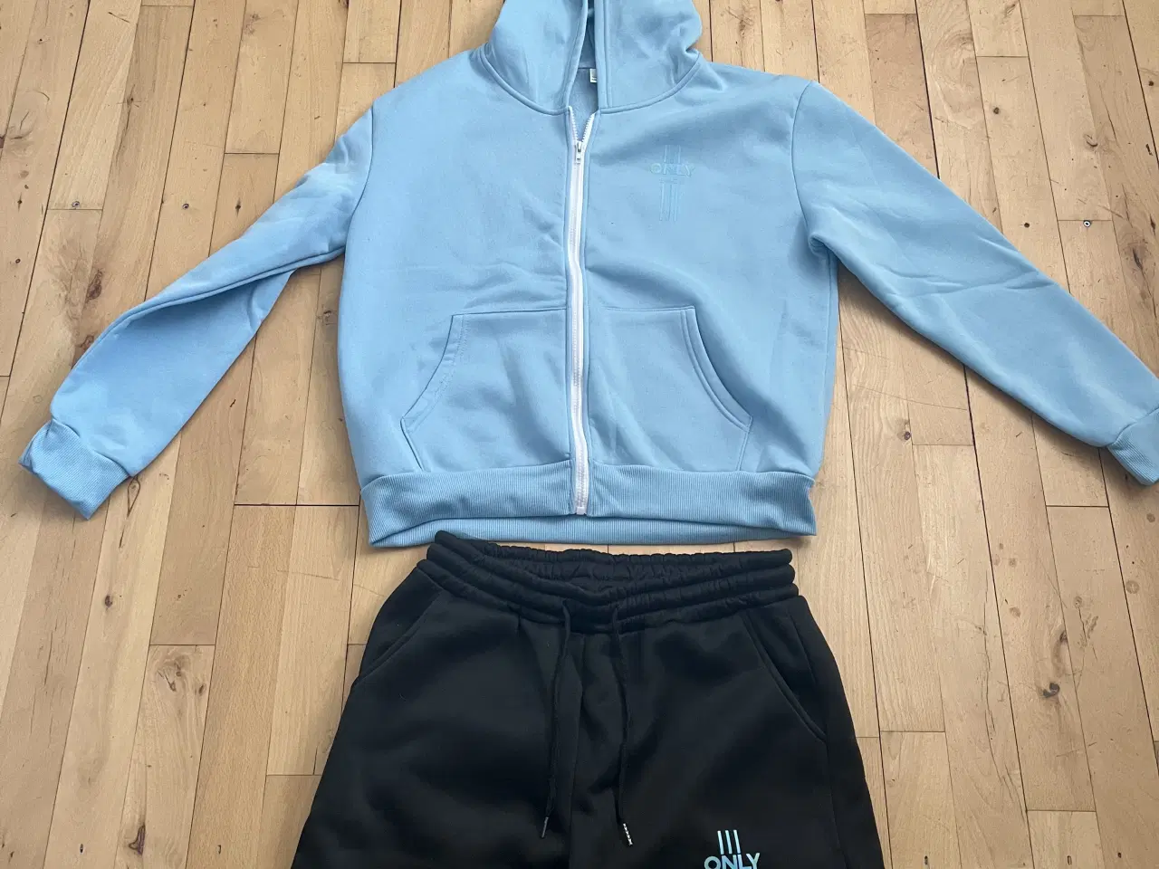 Billede 2 - Joggingsæt med hætte 