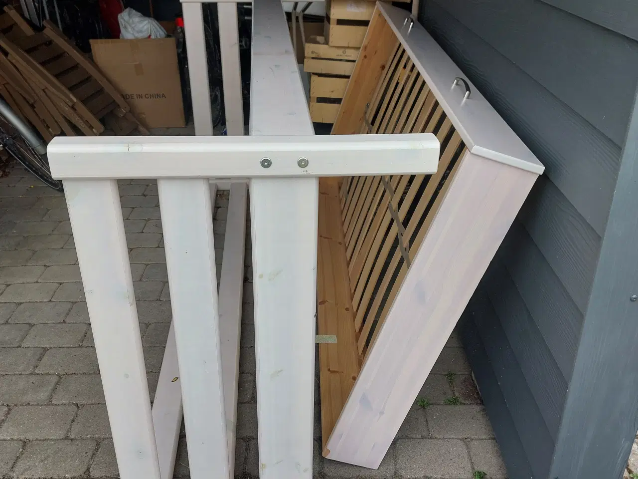 Billede 1 - Flexa seng i hvidbejdset fyr med rulleseng og side