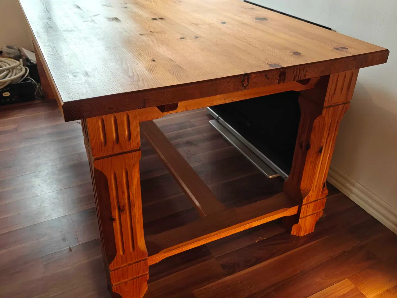 Billede 3 - Spisebord i fyrtræ