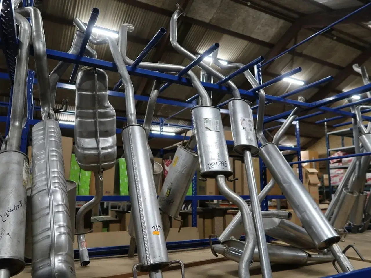 Billede 5 - Udstødninger m.v. i reol