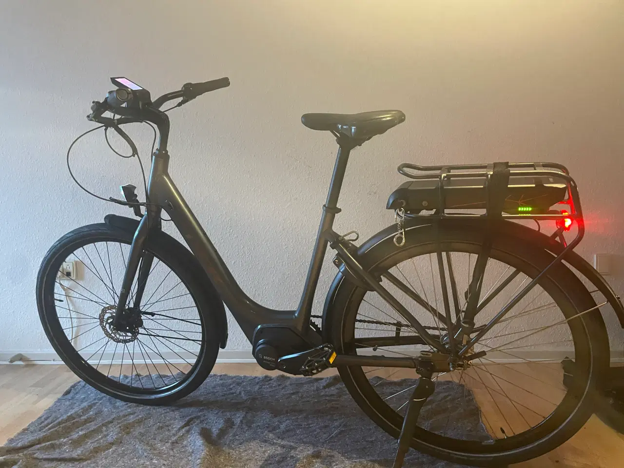 Billede 4 - Elcykel Trek District+ 1C - Grey L (500Wh) 