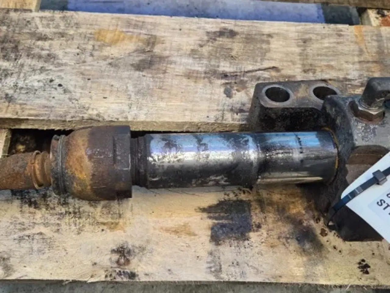 Billede 15 - New Holland LB115B Styrecylinder 85807979