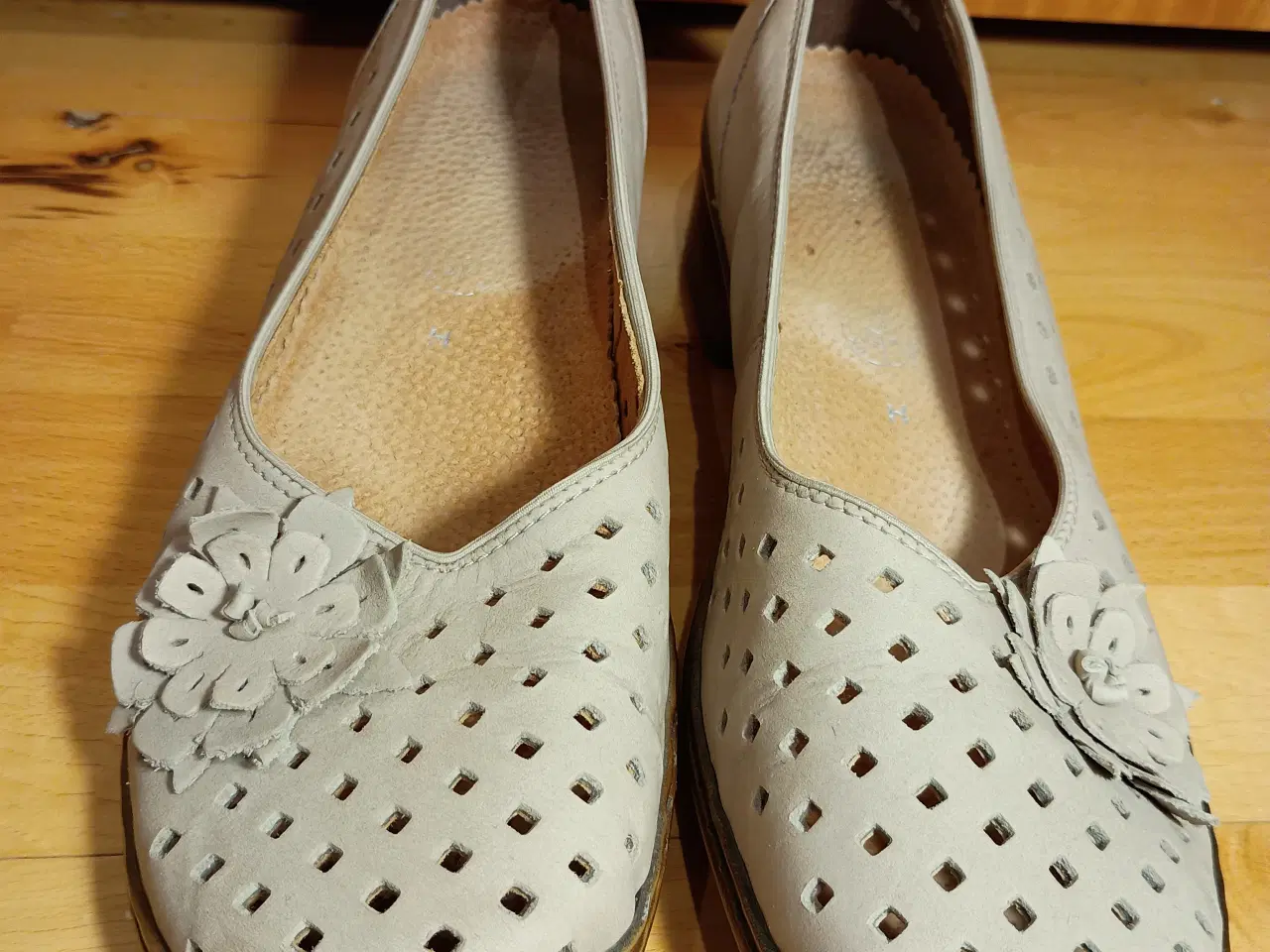 Billede 3 - Fornuftige "nede på jorden" sko i romantisk stil