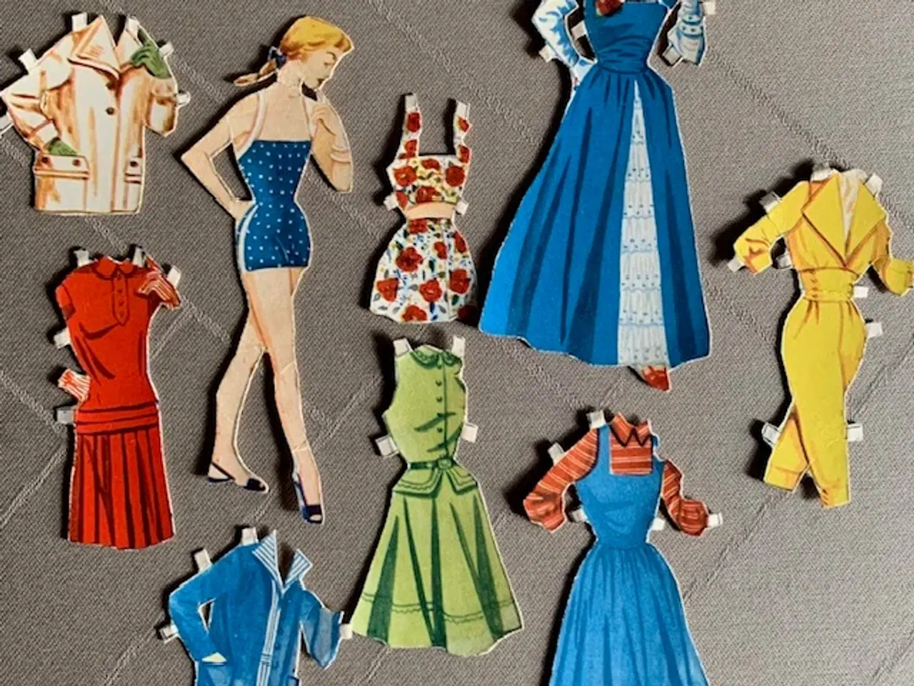 Billede 4 - Påklædningsdukker fra begyndelsen af 1950’erne